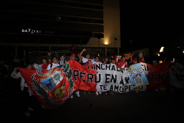 Hinchas peruanos en Paraguay realizaron el clásico banderazo y luego recogieron toda la basura que generaron. Foto: Alan Ramírez | Trome