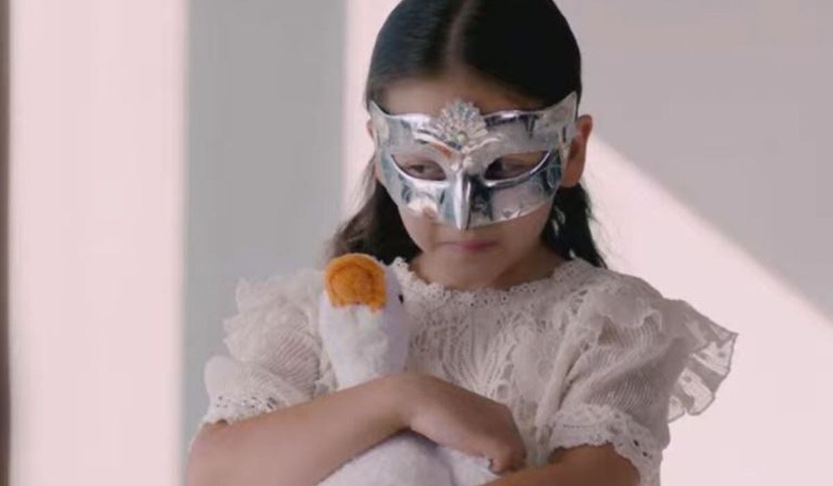 La vez que una niña se le aparece en una alucinación a Adil, la pequeña señaló que era su hija. Luego de ello, el médico se desmayó y preocupó a todos los que siguen "Doctor Milagro" (Foto: Medyapım / MF Yapım)