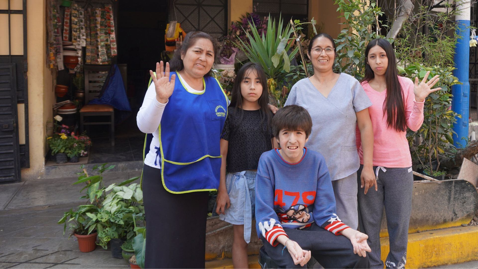 Licenciada Sandra Morales trabaja vendiendo flores y ahora lucha por salvar la vida de adolescente