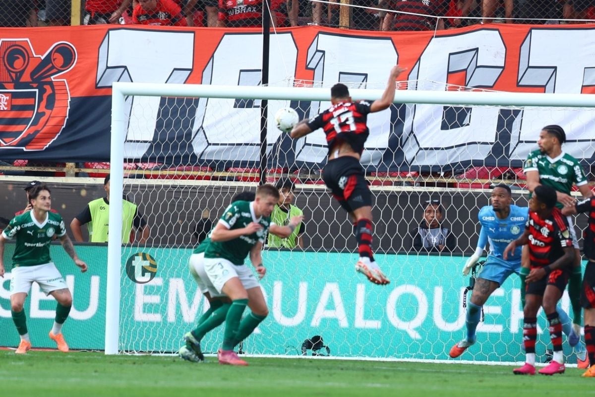 Danilo se eleva por encima de todos para 1-0 de Flamengo (Foto: GEC)