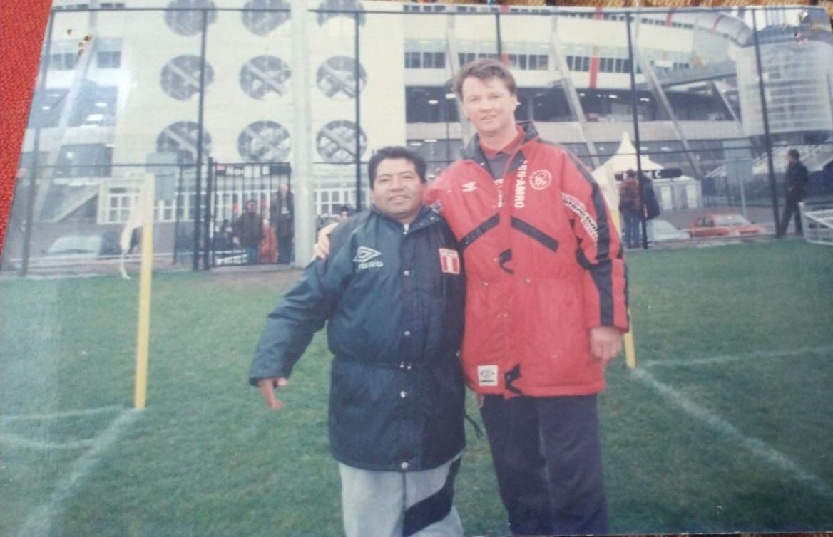 En 1997, Bolaños hizo prácticas en el Ajax de Louis van Gaal