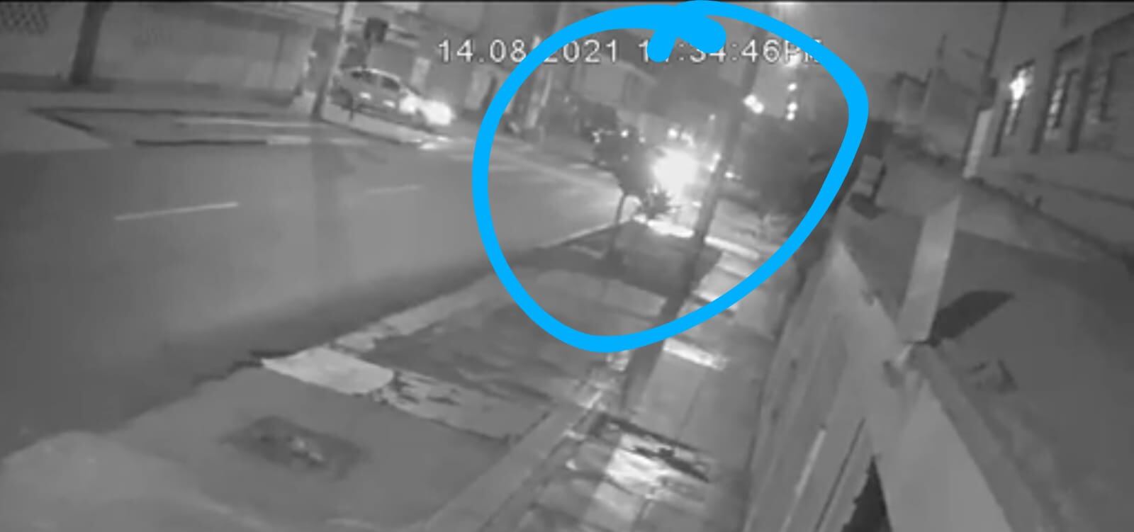 Momento en que auto de los sicarios interceptó a los tres amigos. | Reproducción de vídeo