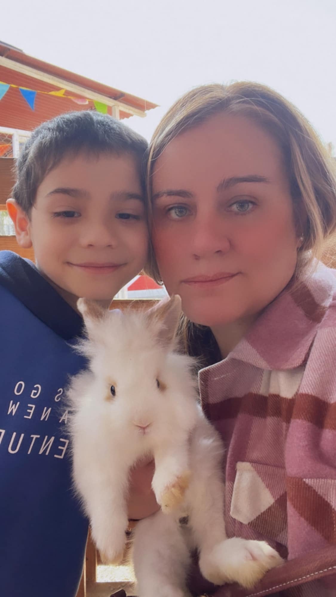 Lourdes junto a Loan, su hijo. Foto: Facebook Lourdes Sacín Rey de Castro.