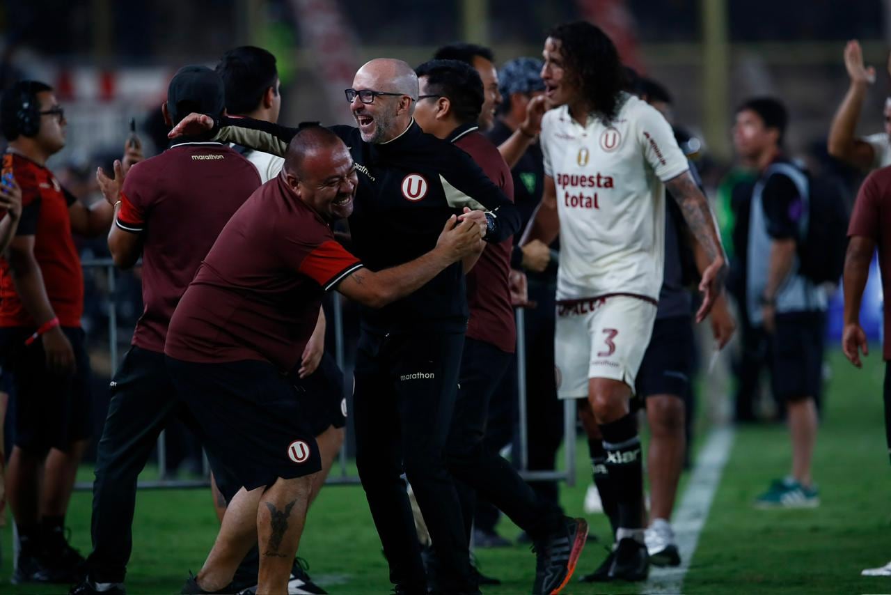 Así celebró Javier Rabanal el triunfo de Universitario ante Alianza Lima. (Foto: Fernando Sangama / GEC)
