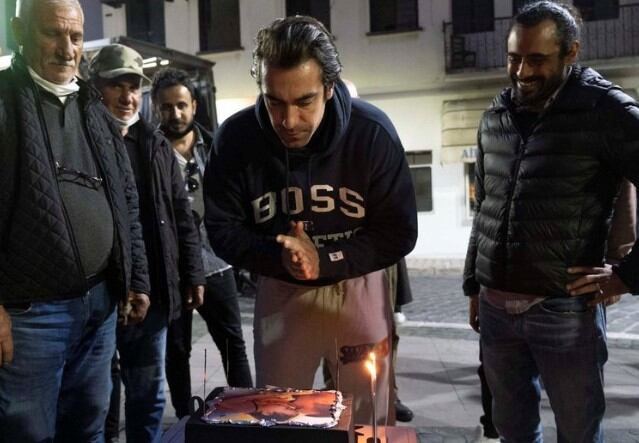 İbrahim Çelikkol pidiendo un deseo de cumpleaños