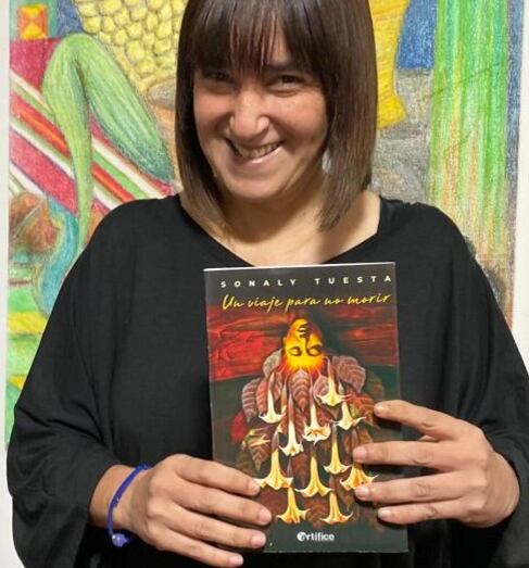 Sonaly Tuesta presenta su libro "Un viaje para no morir".