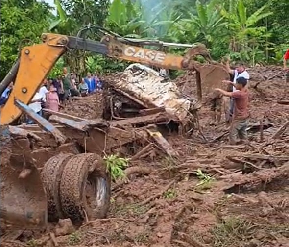 Tuvieron que utilizar maquinaria pesada para remover la tierra.