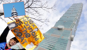 Alex Honnold escala hasta la cima del rascacielos Taipei 101, de 508 metros de altura, sin cuerdas ni arnés | VIDEO