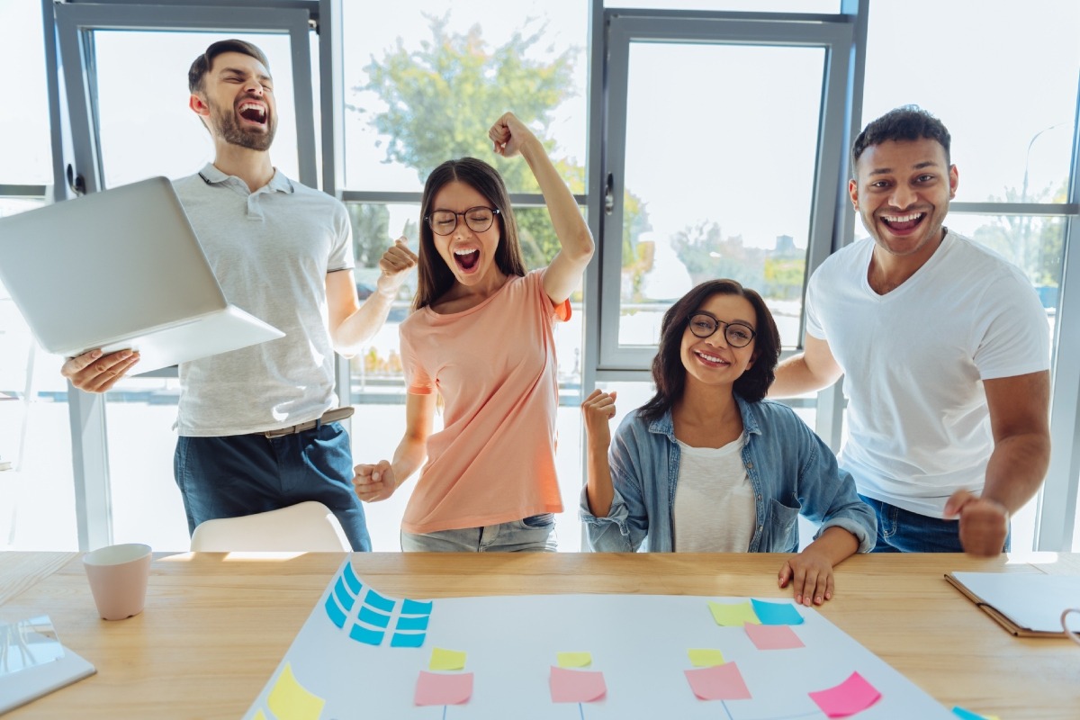 El ambiente laboral es uno de los factores por los que muchos trabajadores renuncian o deciden quedarse en sus trabajos. Foto: Istock.
