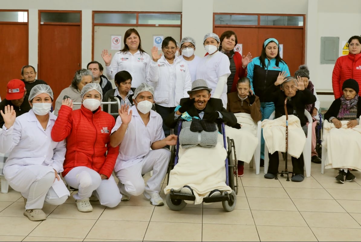 Don Aniceto, abuelito centenario, recibe atención y cuidados en un centro del Inabif. Con alegría celebró sus 110 años. (MIMP).