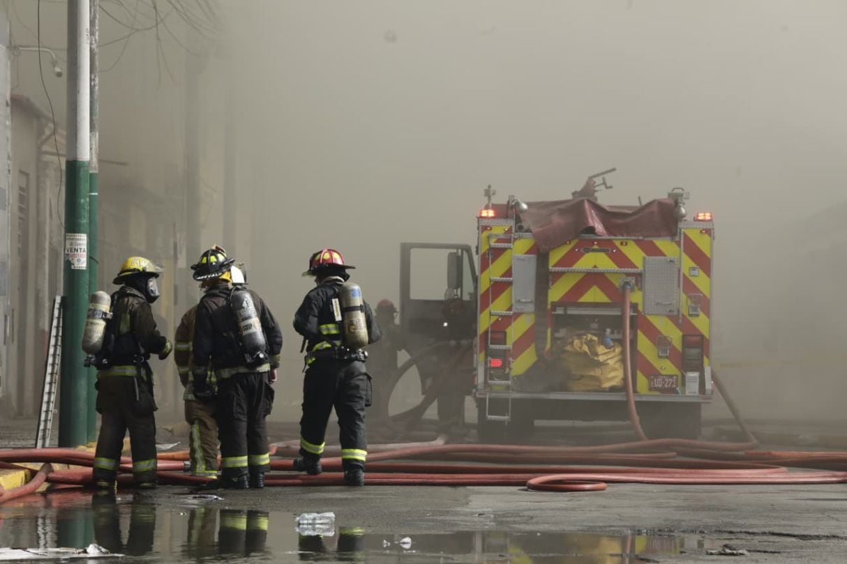 Los bomberos hacen incansables esfuerzos por detener el fuego. (Foto: Lenin Tadeo / @photo.gec)