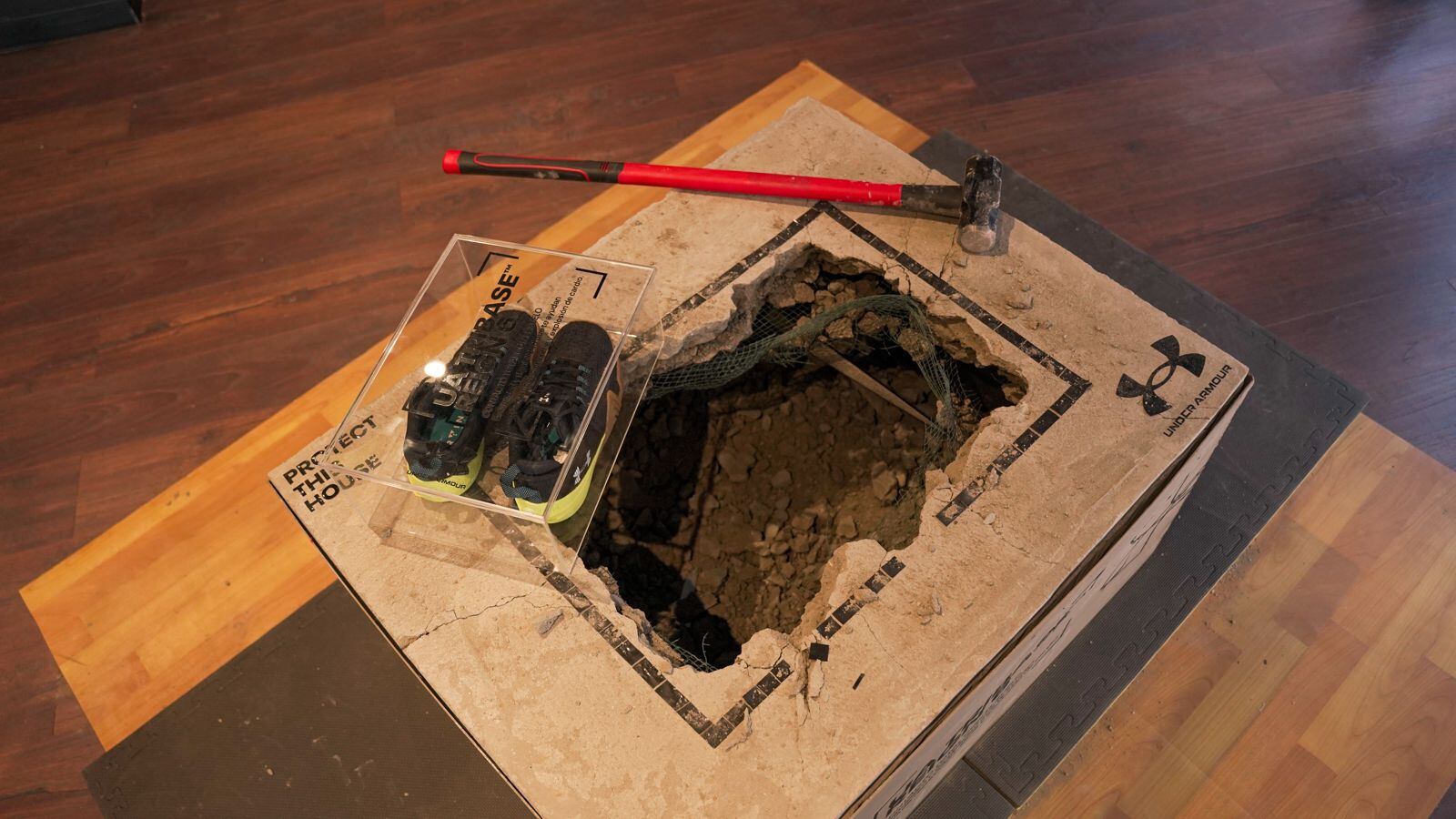 Permite que los tres puntos de apoyo del pie estén completamente cimentados en el suelo.