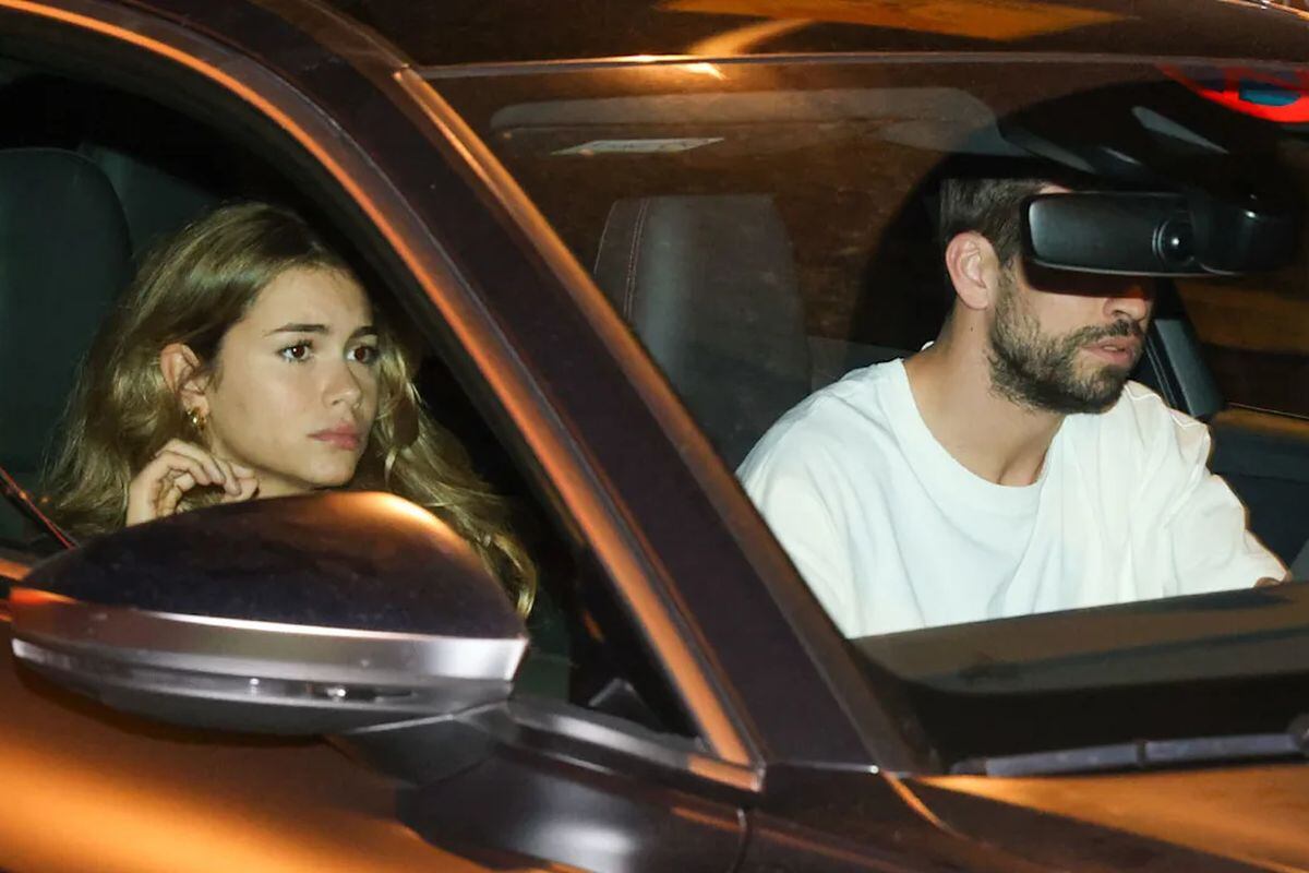 Gerard Piqué y Clara Chía Martí llegando a la fiesta de Navidad de Kosmos, la empresa del exfutbolista (Foto: GTRES)