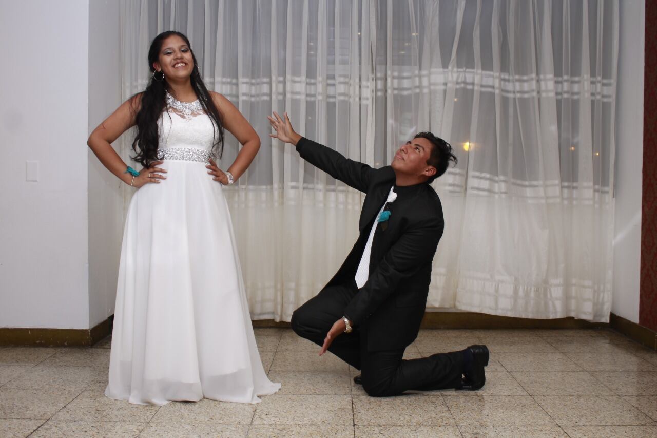 En el recuerdo. Gabriel siempre se desvivió por arrancarle sonrisas a Alexandra, tal como en la noche de su fiesta de promoción. (Foto: Familia Porras)