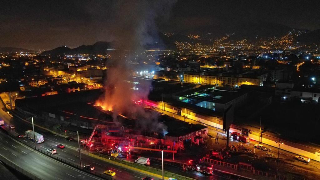 Un voraz incendio se registró en horas de la madrugada en el Mercado de Flores Santa Rosa ubicado en el distrito del Rímac. Fotos: Joel Alonzo/ @photo.gec