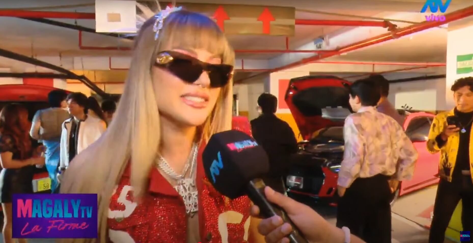 Cantante lanza su 'chiquita' a Michelle Soifer tras estreno de su canción. (Foto: Magaly ATV)