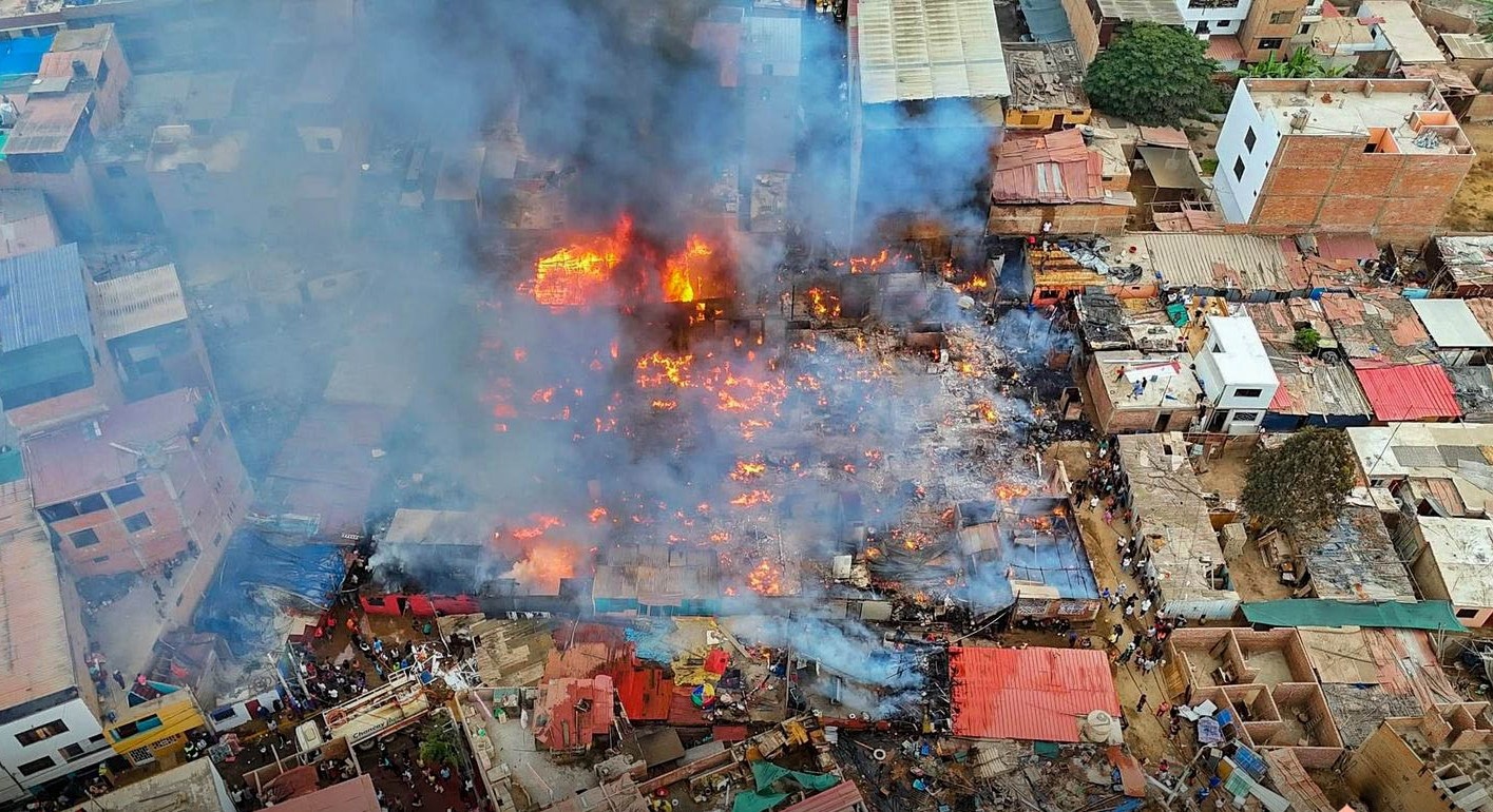 Dantesco incendio dejó en la calle a 25 familias. (Municipalidad de Chancay)