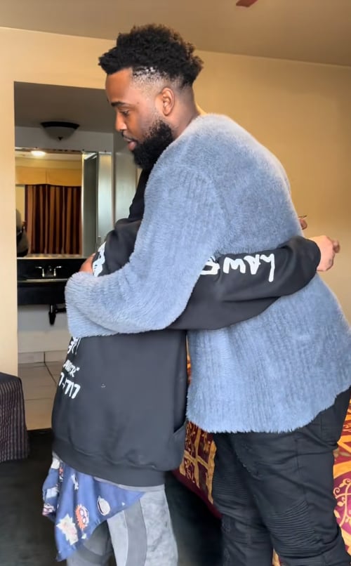 El actor fue captado irreconocible y como indigente, se reencontró con Daniel Curtis Lee, su excompañero en la serie ‘Manual de supervivencia escolar de Ned’, de Nickelodeon.