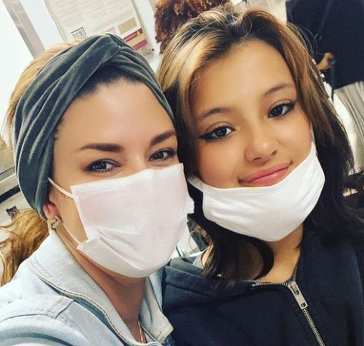 Madre e hija son muy unidas, aquí ambas posando para la cámara. Mientras la actriz tiene el cubrebocas, Dinorah Valentina deja ver su rostro. (Foto: Alicia Machado / Instagram)