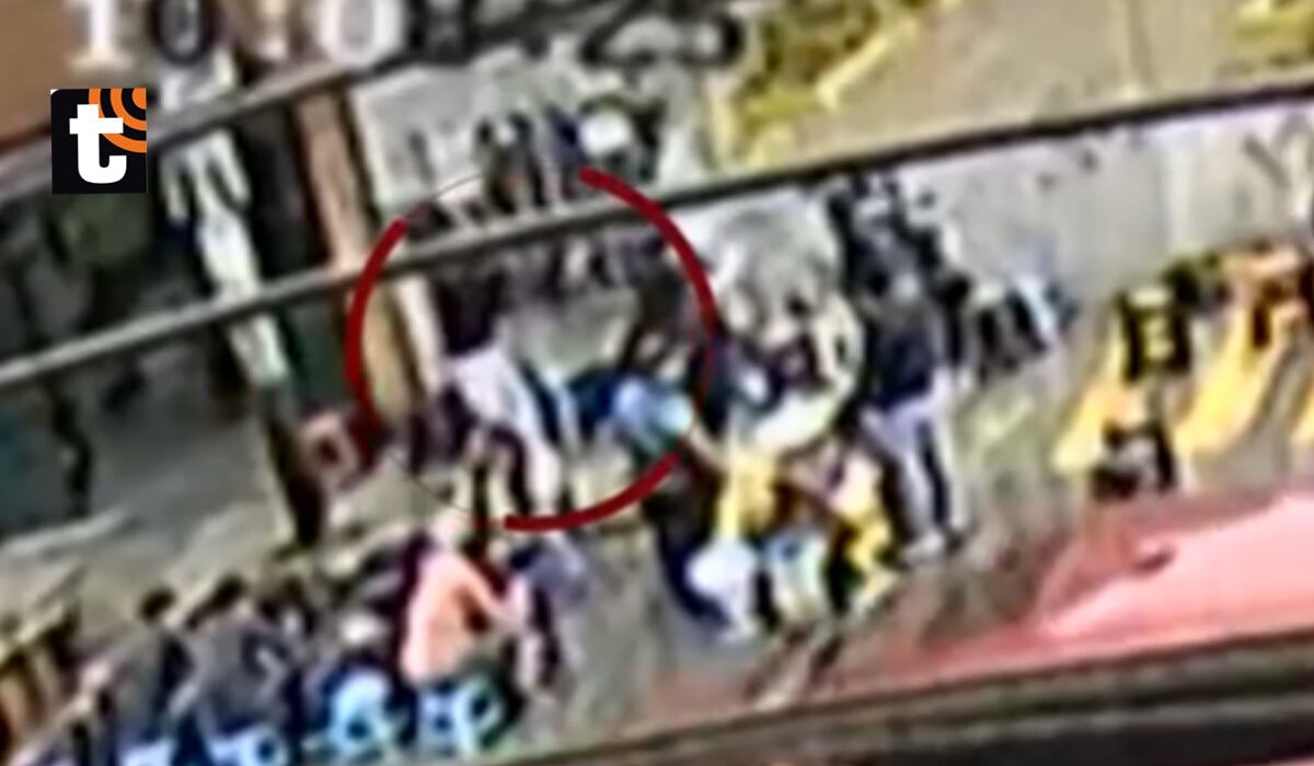 Momento en el que el sicario despara contra el jalador de combis.