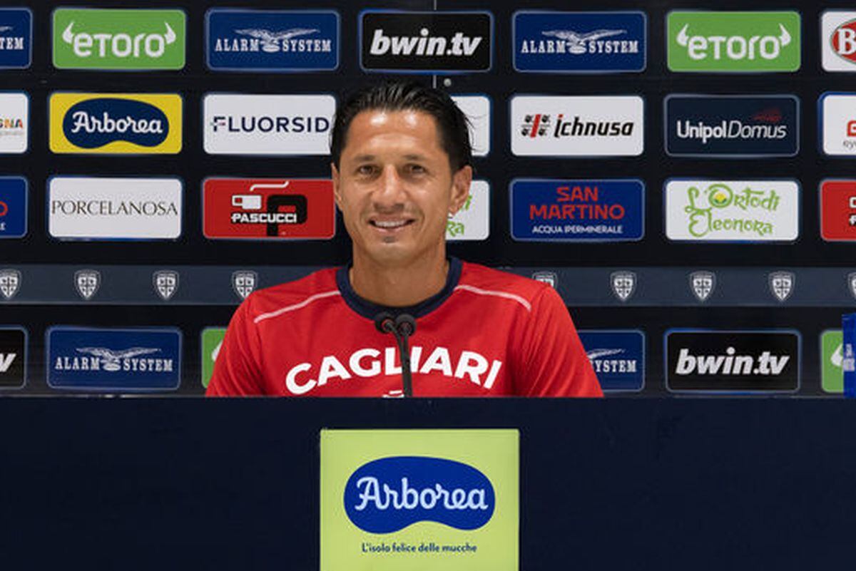 Gianluca Lapadula, bajo la lupa del entrenador Fabio Liverani. (Foto: Cagliari)