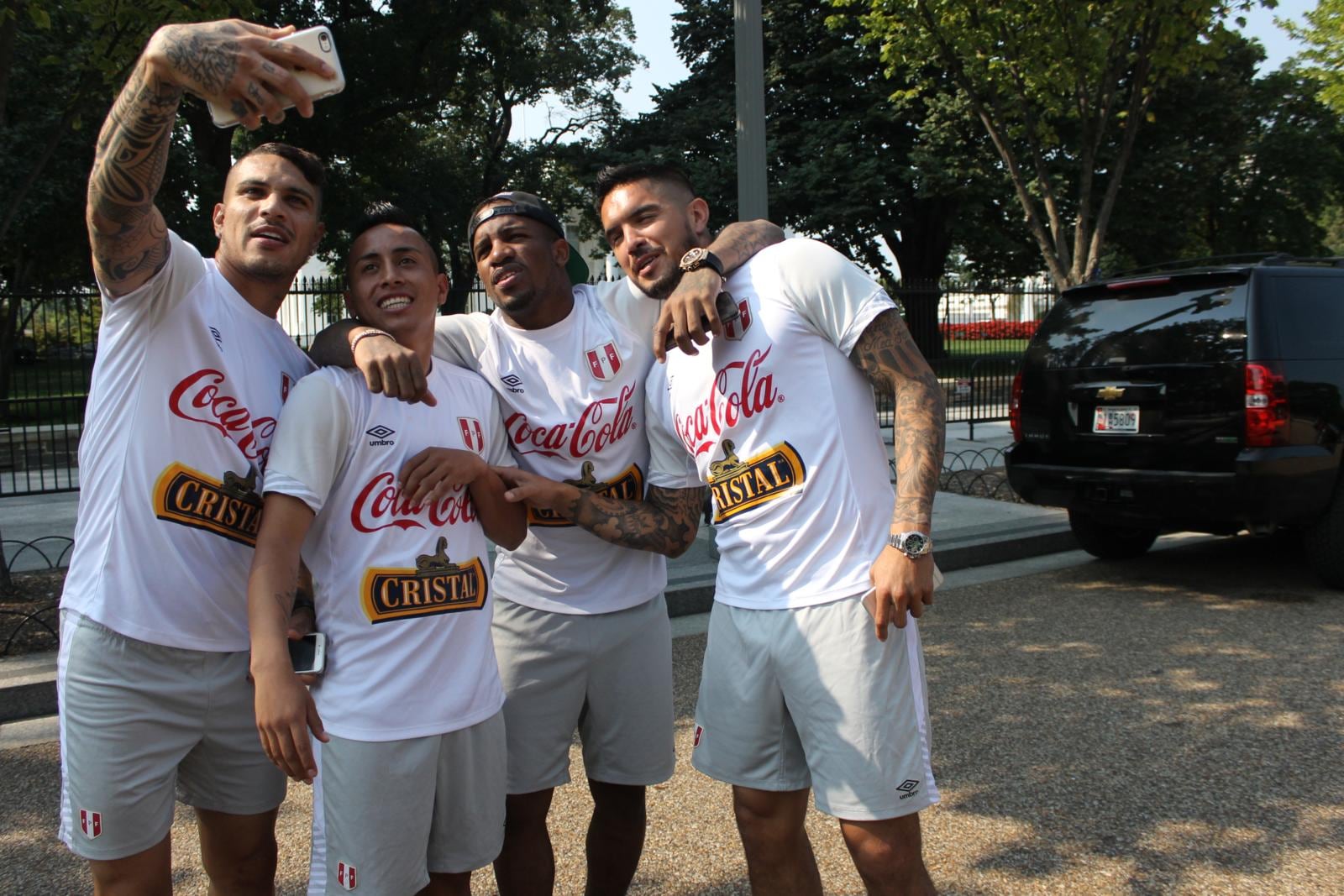 Cueva junto a Juan Vargas con quien tuvo una pelea en la concentración (Foto: GEC)