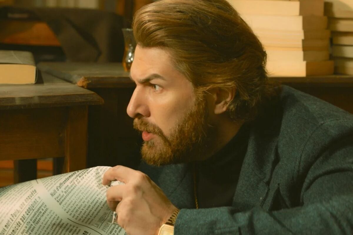 Fikret sosteniendo el periódico donde aparece Mehmet Kara (Foto: Tims & B Productions)