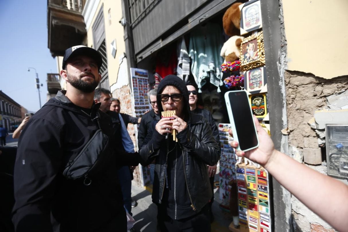 Billie Joe Armstrong fue visto tocando zampoña en el Centro de Lima. (Foto: Mario Zapata)