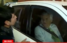 Simpatizantes del APRA arrojan agua y tiran escupitajo a Fernando Olivera, a su llegada al debate | VIDEO