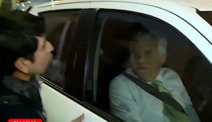 Simpatizantes del APRA arrojan agua y tiran escupitajo a Fernando Olivera, a su llegada al debate | VIDEO