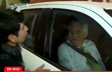 Simpatizantes del APRA arrojan agua y tiran escupitajo a Fernando Olivera, a su llegada al debate | VIDEO