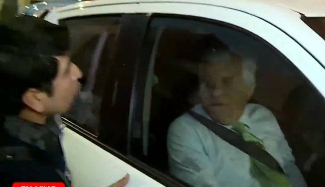 Lanzan escupitajo a Fernando Olivera a su llegada al debate presidencial. (América Tv)