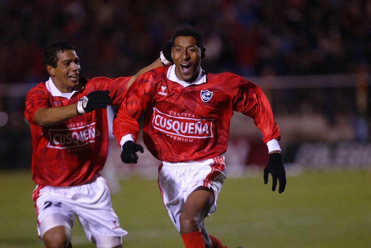 Roberto Holsen y Germán Carty celebrando el primer gol del Cienciano, Cusco 25/09/2003. (GEC Archivo)