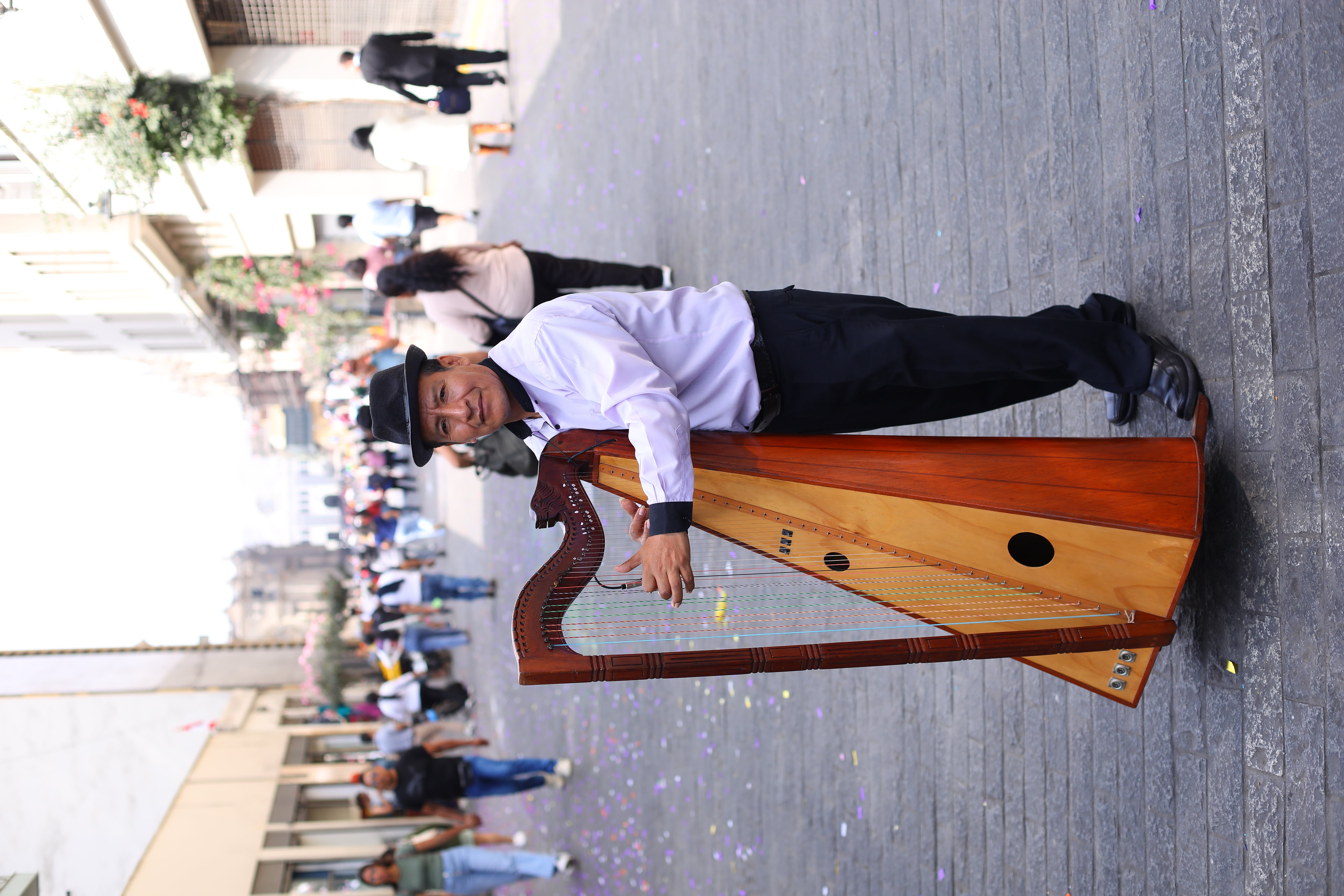 ‘Luchito del Arpa’ encontró en las calles de Lima el escenario para compartir su música y mantener vivo su gran sueño. Foto: Antonio Melgarejo.