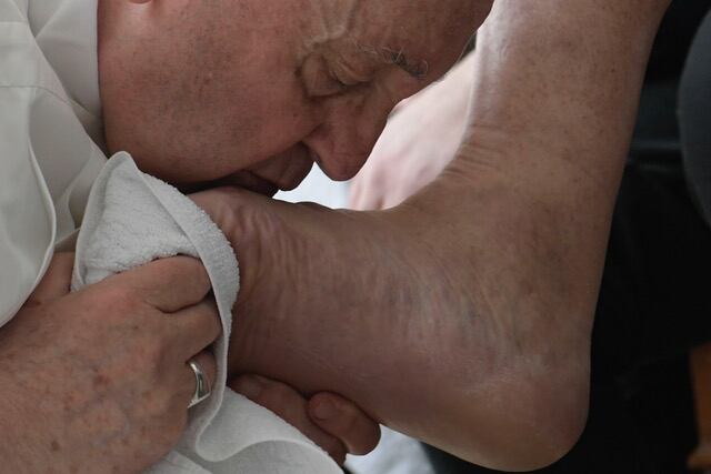 El papa Francisco realiza el ritual de lavado de pies durante este Jueves Santo en la cárcel de Civitavecchia, a la que acude para lavar los pies a doce presos, como hizo Jesús con los apóstoles en la Última Cena. (Foto: Archivo/EFE/Vatican Media)