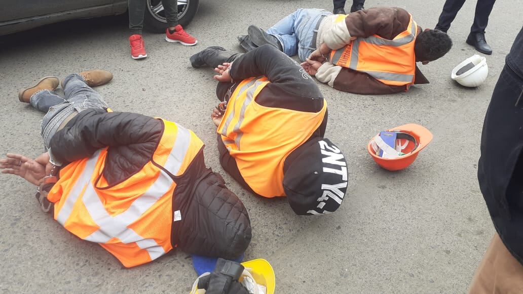 Yenzy Yonel Pérez Yngunza (35), ‘Pongo’, Julio Daniel Frías Ramos (42), ‘Pelé’, y Luis Enrique García Rosas (51), ‘Cuto’, fueron intervenidos en el frustrado asalto a un banco, en Villa El Salvador. (foto: Mónica Rochabrum/TROME)