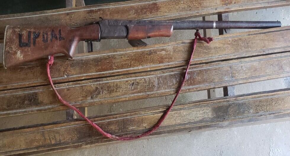 Junín: Agentes de la comisaría de Pangoa hallaron la escopeta que el menor empleó para cometer el horrendo crimen. (Foto PNP)