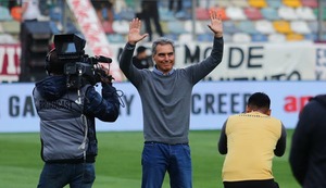 Chemo del Solar recibió emotivo homenaje de Universitario, antes del duelo con Unión Comercio | VIDEO