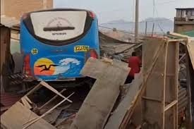 Bus se empotra contra viviendas en Chimbote
