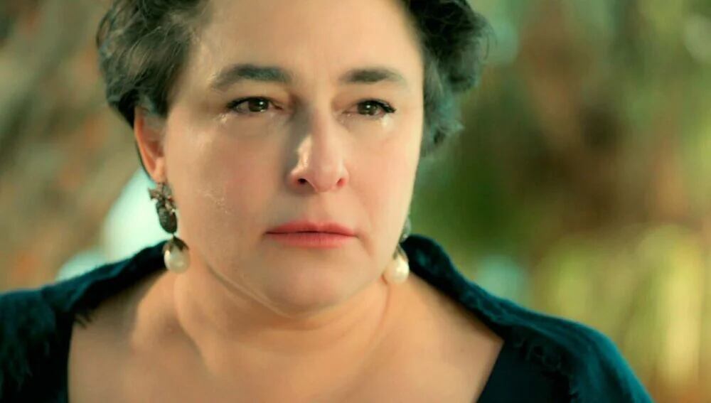 Luego de ser agredida por Demir, Behice huye de la mansión y decide llamar a su sobrina Müjgan (Foto: Tims & B Productions)