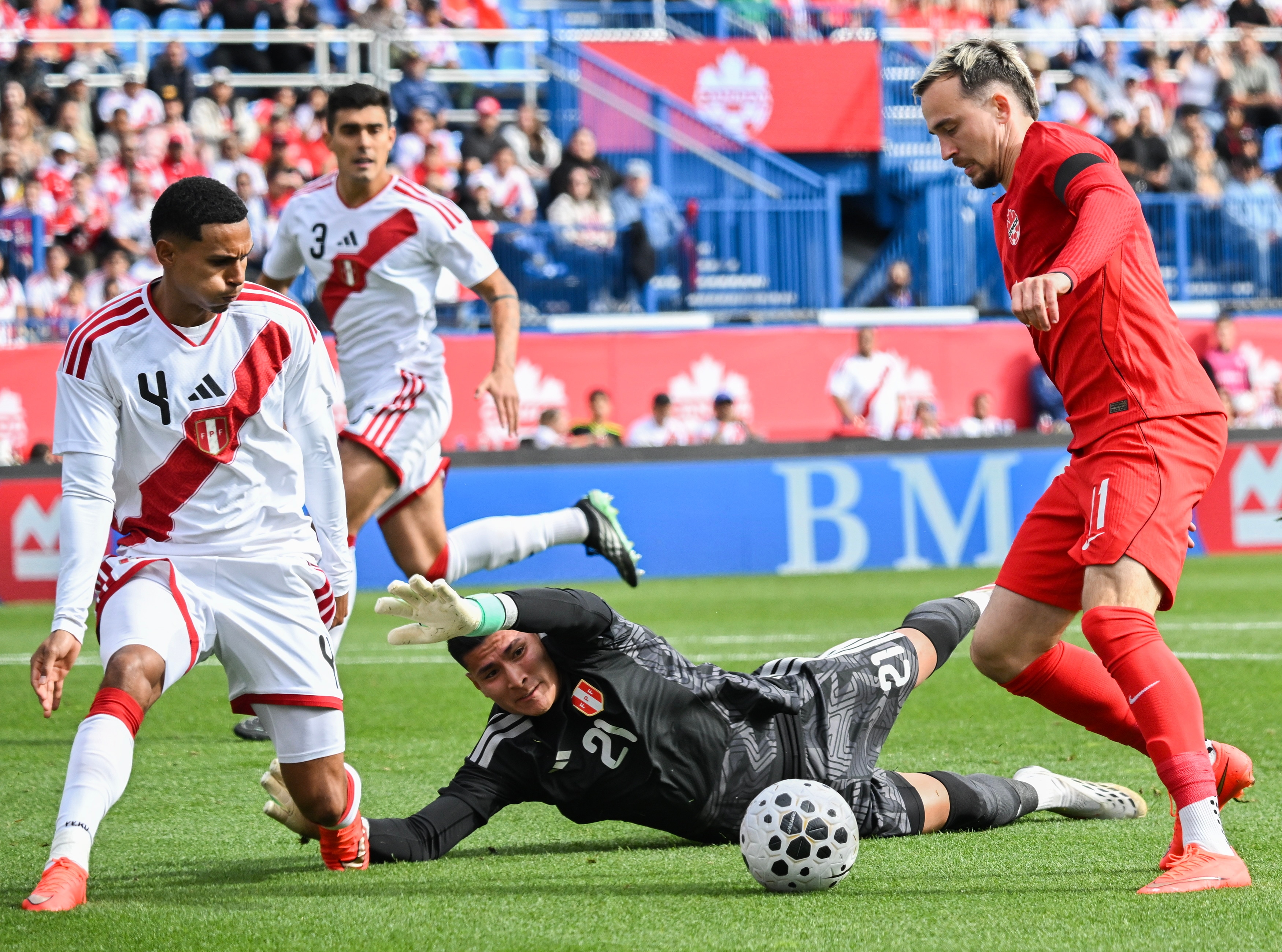 La selección peruana cayó 2-0 ante Canadá (AP)