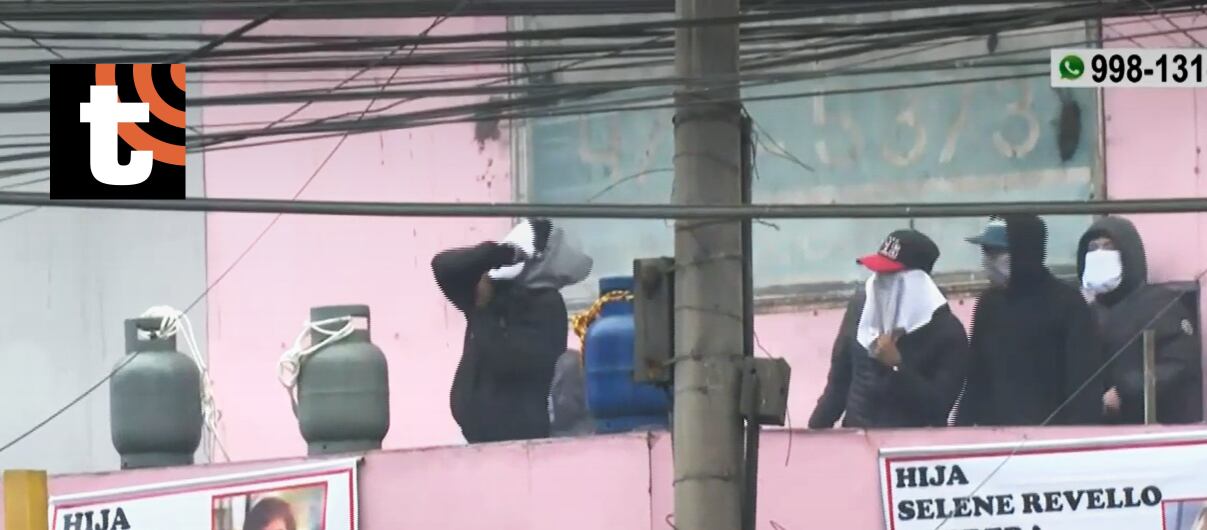 Estos individuos, enmascarados y encapuchados, han encendido fuego y lanzado piedras y otros objetos, poniendo en peligro la seguridad del área.