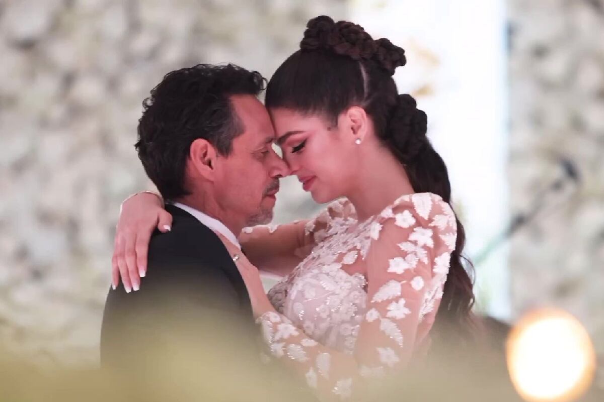 Marc Anthony y Nadia Ferreira abrazados el día de su boda (Foto: Nadia Ferreira / Instagram)