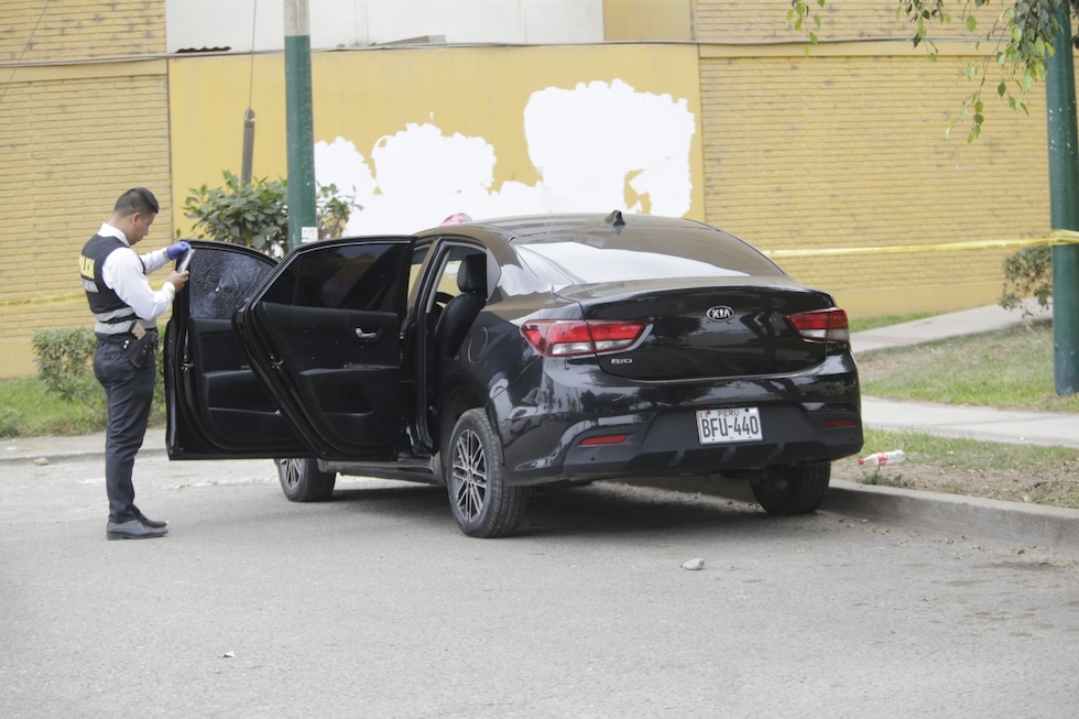 Una persona muerta y otra herida fue el saldo que dejó la intercepción de dos sicarios a un vehículo estacionado en pleno parque de Surco. Foto: Joseph Angeles/@photo.gec