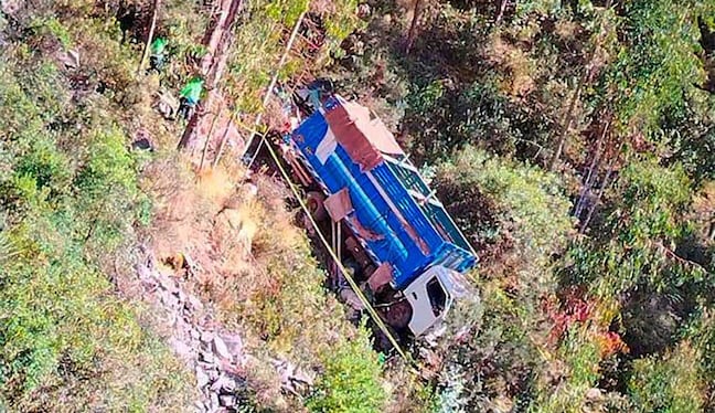 Cusco: Seis fallecidos y cinco heridos por caída de camión a pendiente en frustrado asalto de carreteras