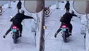 ¡Nueva modalidad de robo! Falso repartidor y cómplice en moto arrebatan celular con Yape abierto y vacían cuenta en segundos en Jesús María