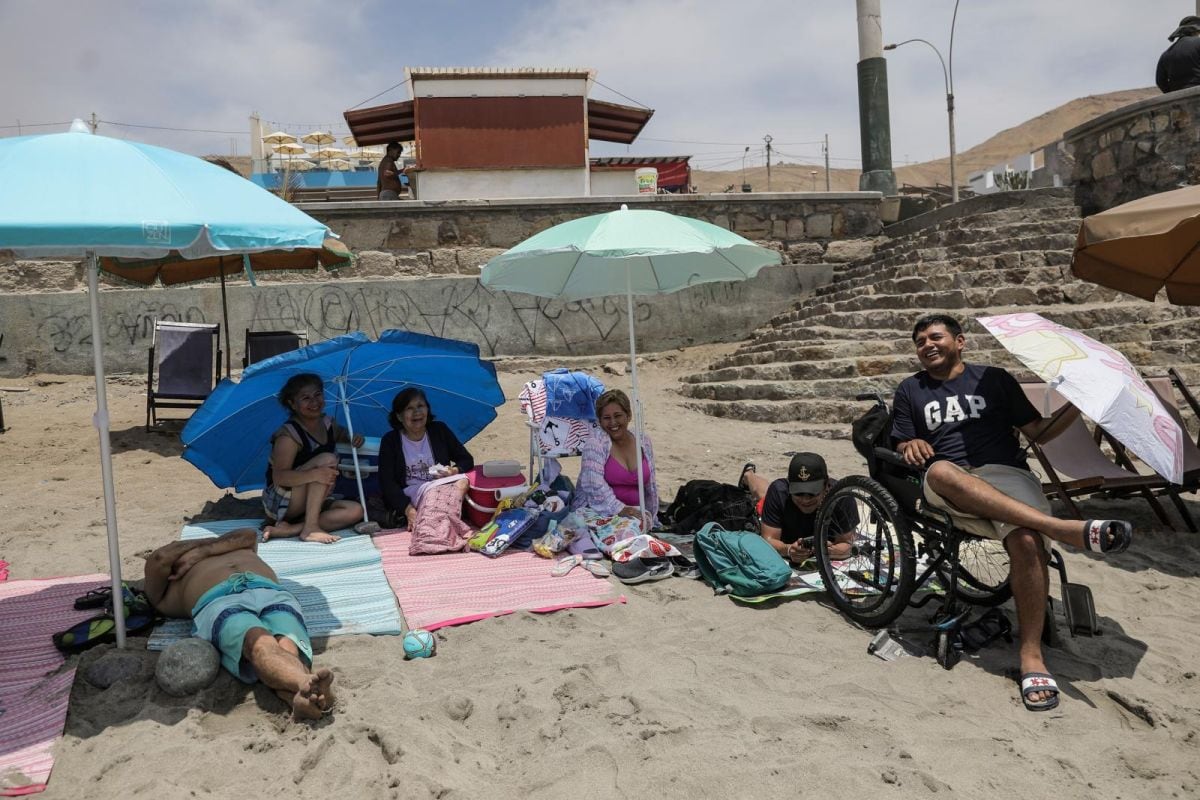 Grupos de familias han comenzado a llegar nuevamente, como en antaño, a la playa La Herradura. (Joel Alonso/El Comercio)