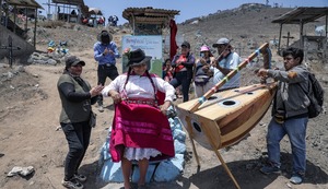 Familias honran a sus difuntos con huaynitos y mariachis en el cementerio de Nueva Esperanza