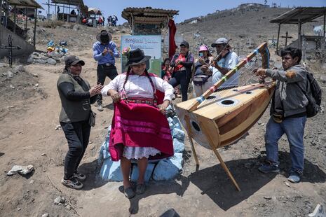 Familias honran a sus difuntos con huaynitos y mariachis en el cementerio de Nueva Esperanza