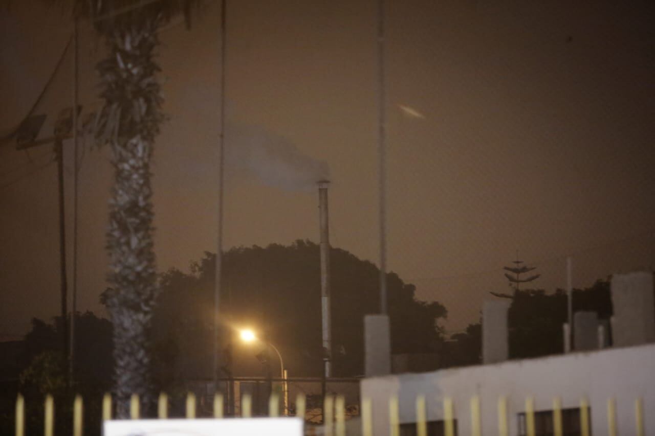 En el Hospital Centro Médico Naval de la Marina de Guerra se pudo observar humo proveniente de un ducto. Foto: (César Grados/@photo.gec)
